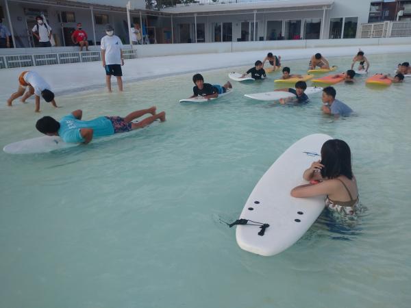 下田中学生　サーフスタジアムでサーフィン体験