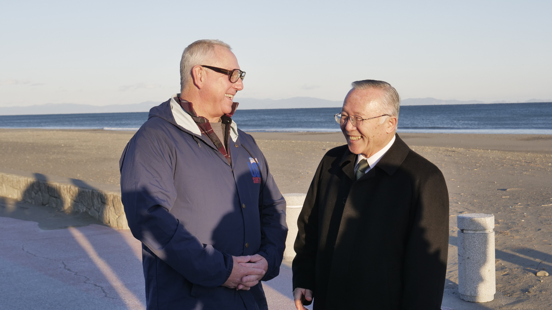 静波海岸視察の様子（右：杉本市長、左：グレッグ・クルーズ氏）の画像