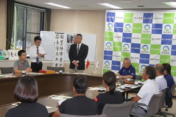 日本の様子を話す周長城団長（左から3人目）の画像