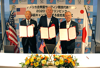 協定を締結した、左から福井下田市長、グレッグCEO、杉本牧之原市長の画像