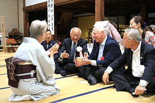 お茶の飲み方を教わるグレッグCEO（右から2人目）の画像