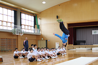 生徒の目の前でひねり技を披露の画像