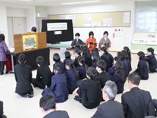 完成した紙芝居の朗読に耳を傾ける榛原高校美術部のみなさんの画像