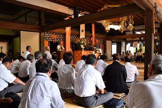 河原崎陸雄氏の記念講演を聴く出席者の画像