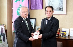 杉本市長に寄附金を手渡す水野悦裕社長（右）の画像
