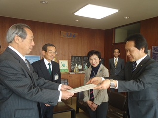 大石教育委員長（左）に提言書を手渡す鈴木社会教育委員長（右）の画像