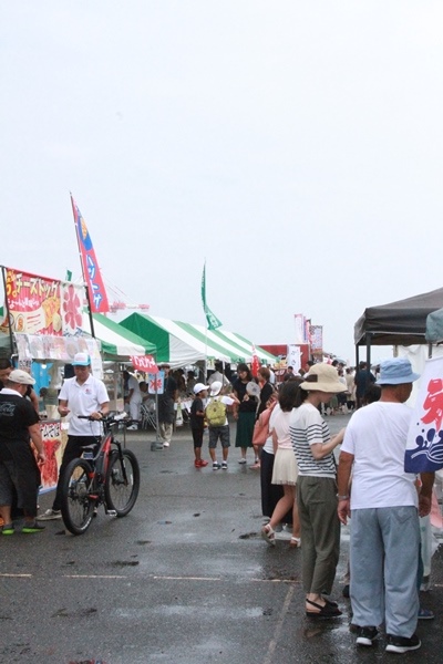 地域物産展と「みなと御前崎屋台村」の様子の画像1