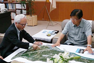 県知事に津波対策を要望する西原市長の画像