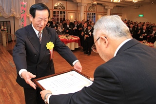 市長から表彰を受ける受賞者の画像