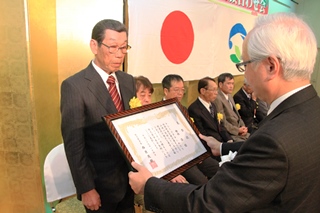 市長から功労表彰を受ける受賞者の画像