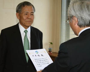 西原市長から「静岡まきのはら大使」の依頼を受ける只井さんの画像