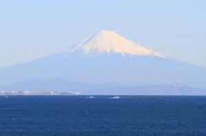 海から見える富士山