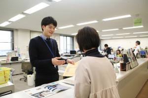 市役所の窓口で対応する池田さん