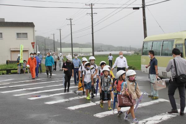 登校中の児童と通学路を点検する杉本市長ら