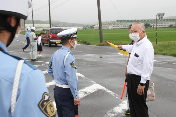 通学路を点検する杉本市長