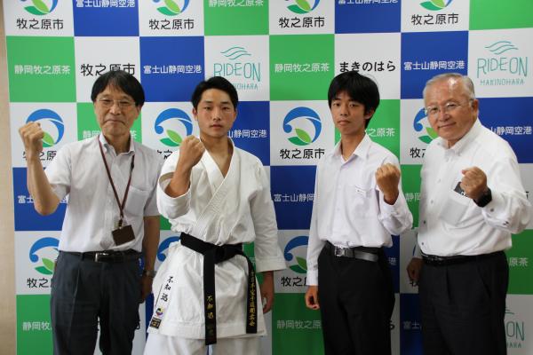 写真左から、橋本教育長、不知くん、志田くん、杉本市長