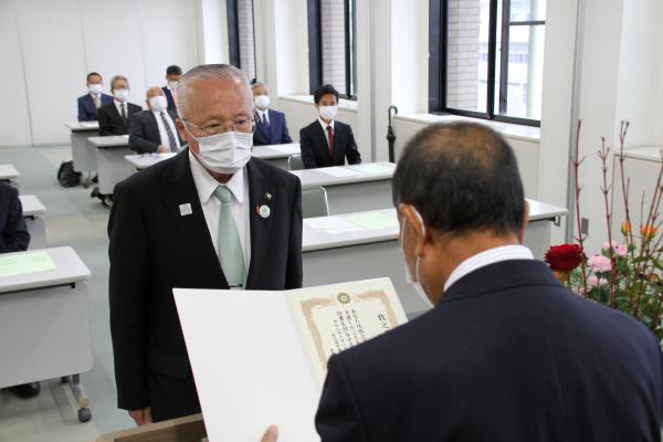 当選証書を付与される杉本市長