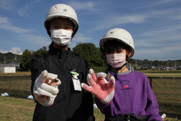 土器を発見し笑顔の小学生