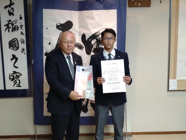 市長と富田君との写真