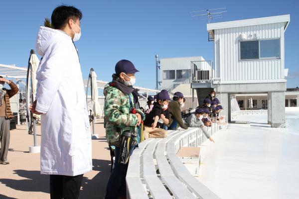 波を間近に見る小学生