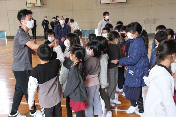 竹澤さんとハイタッチする子どもたち