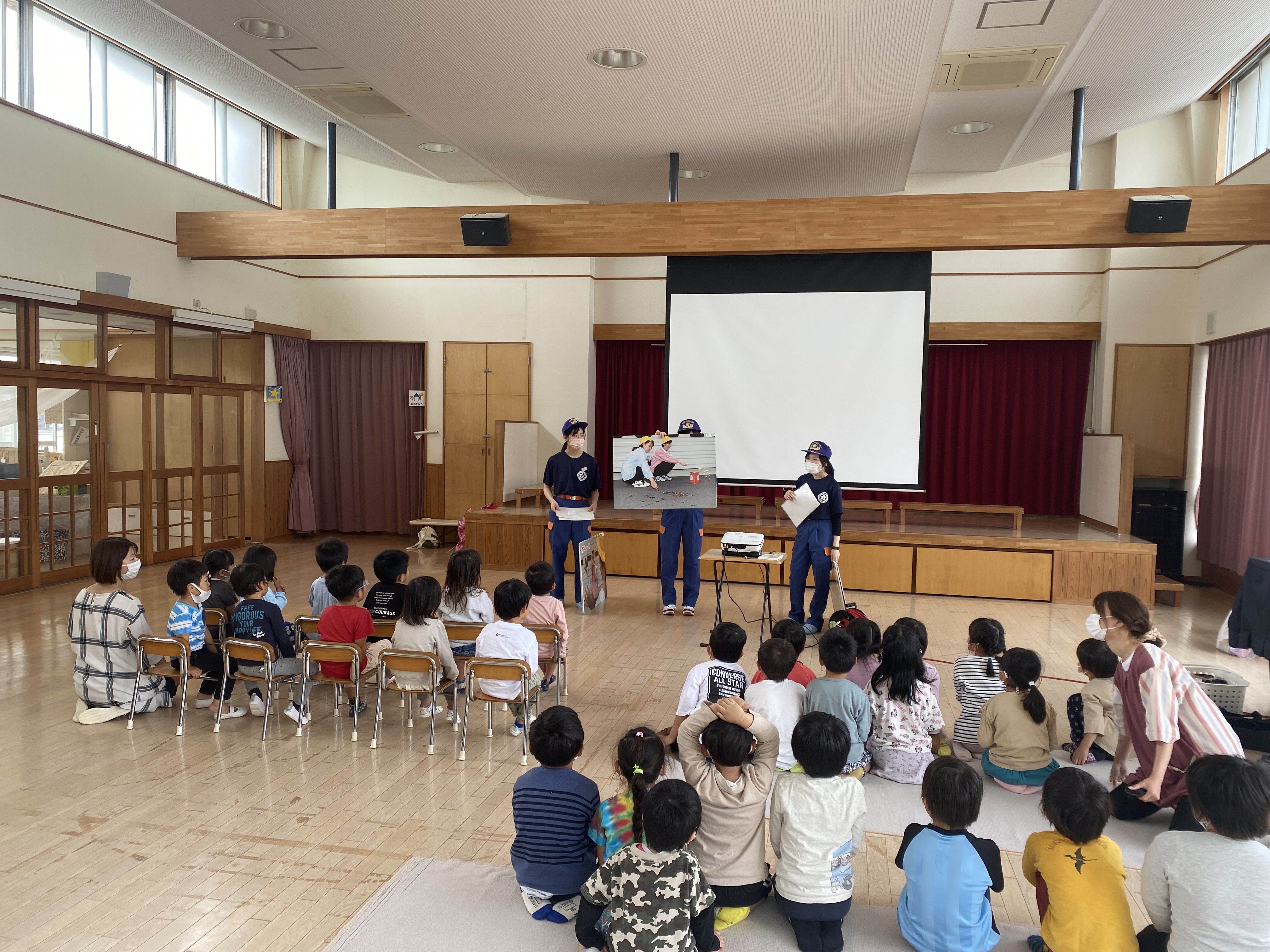 クイズで花火の遊び方について学んでいる様子