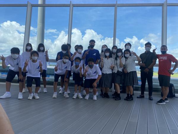 空港にて下田中学と相良高校で記念撮影