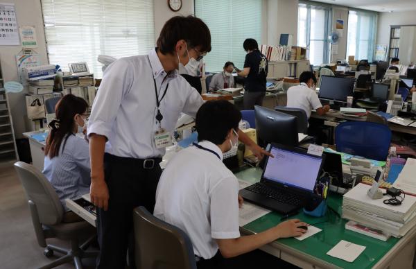 総務部で事務に従事する学生