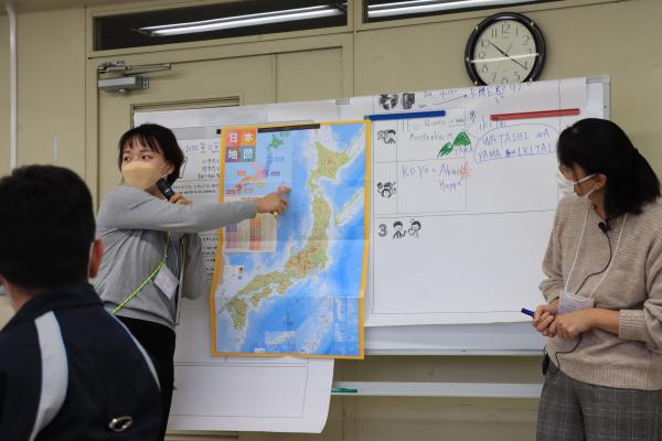 行きたいところについて日本語教師がデモンストレーションをしているようす