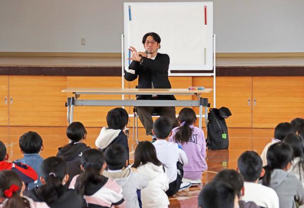 自身の経験を話す粂田晃宏さん