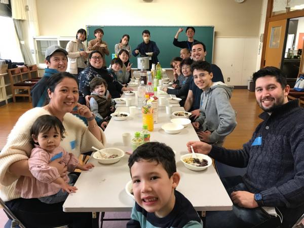 日本語教室「春の交流会」食事の様子