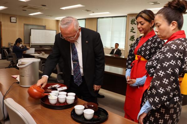 呈茶する市長と茶娘２人