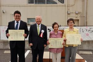 図書館リニューアルにご協力いただいた団体代表者さんと杉本市長