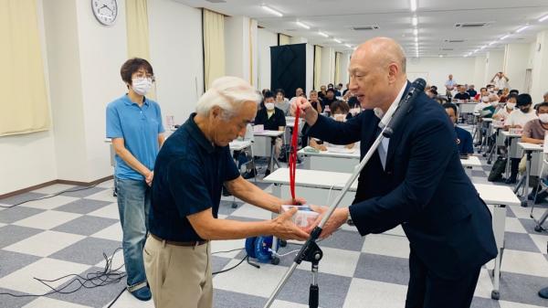 副市長より認定証が渡される様子