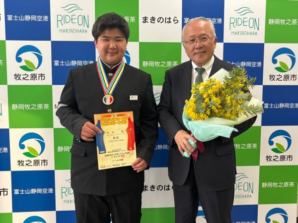 松本さんと市長の記念写真