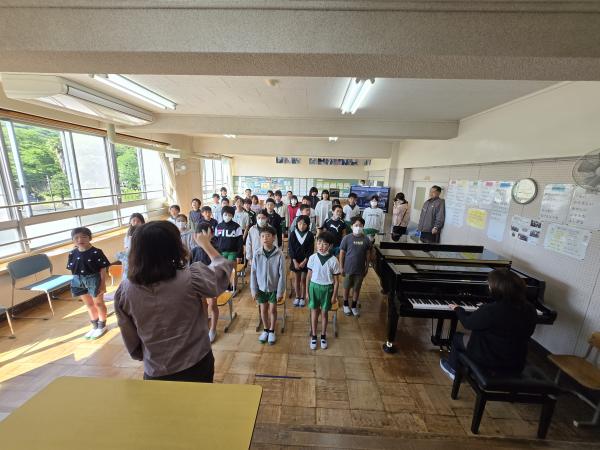 ピアノ演奏と合唱