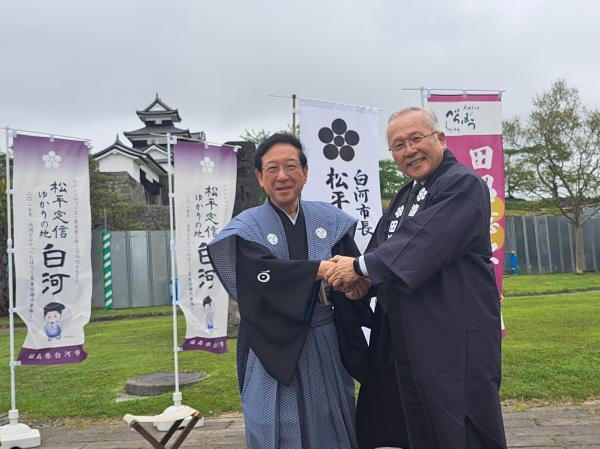 握手をする杉本牧之原市長と鈴木白河市長
