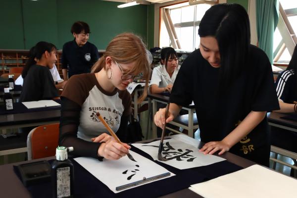 姉妹都市ケルソーとの交流授業（榛原高校書道交流）