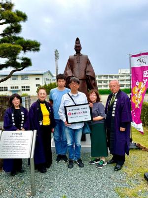 史料館特別展示来館目標50,000人達成セレモニー銅像前