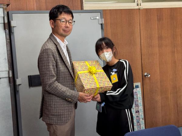 本の寄贈(地頭方小)