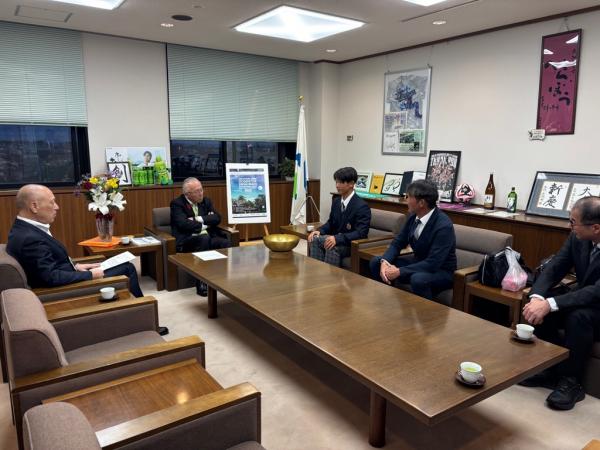 表敬訪問中の様子