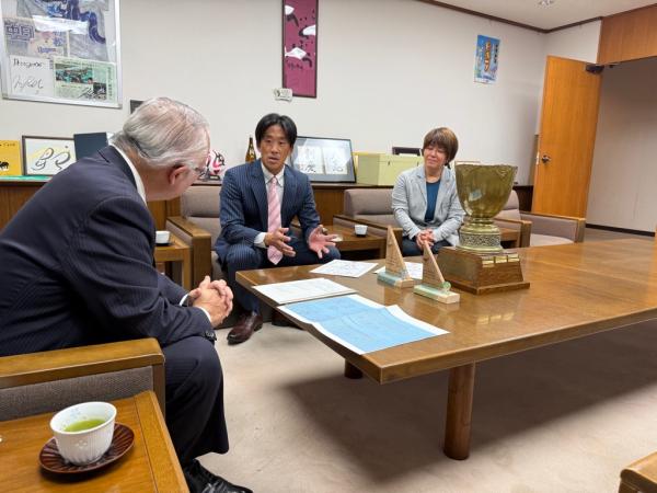 水野本選手と水野三喜選手の表敬訪問の様子