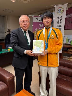 市長から坂本さんへ記念品贈呈