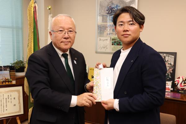 村松選手贈呈３