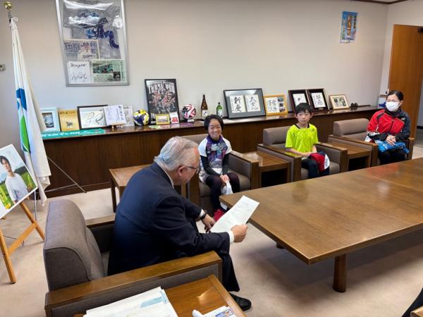 松下さんと伊藤さんが市長へ報告する様子