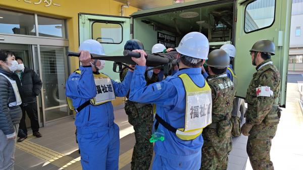 担架搬送の様子