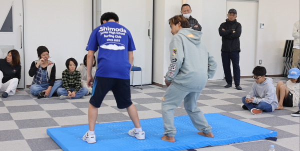 小林桂選手との交流事業(サーフィンの基本的なトレーニング)
