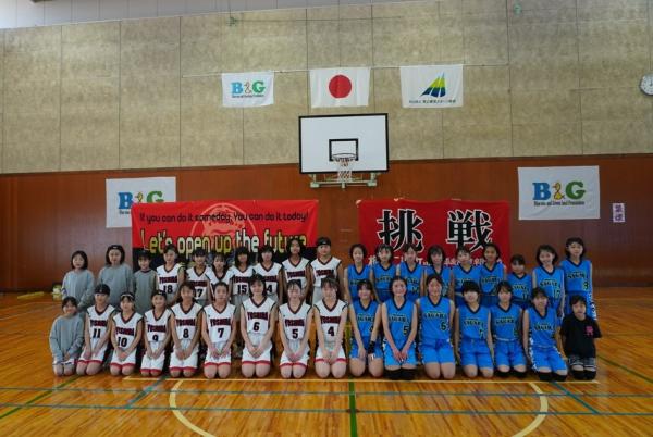 記念イベントのミニバスケット交流試合の集合写真