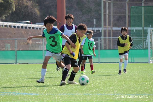 サッカー教室を楽しむ小学生
