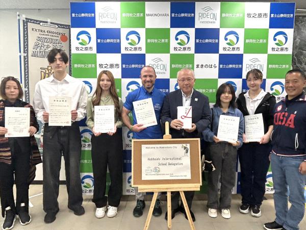 HIS交流事業（訪問者記念写真）